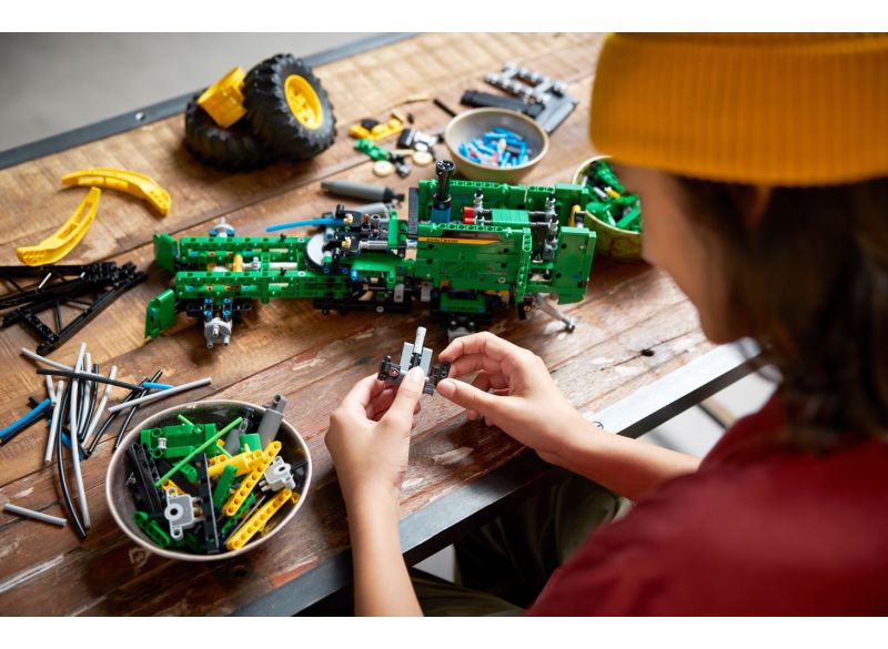 Lego Technic John Deere 948L II Skidder - sestavování stroje