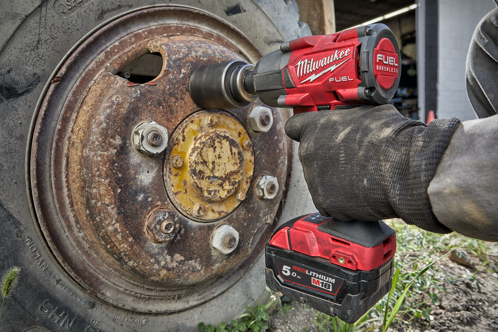 Rázový utahovák Milwaukee M18 FUEL 1/2 ideální pro automechaniky