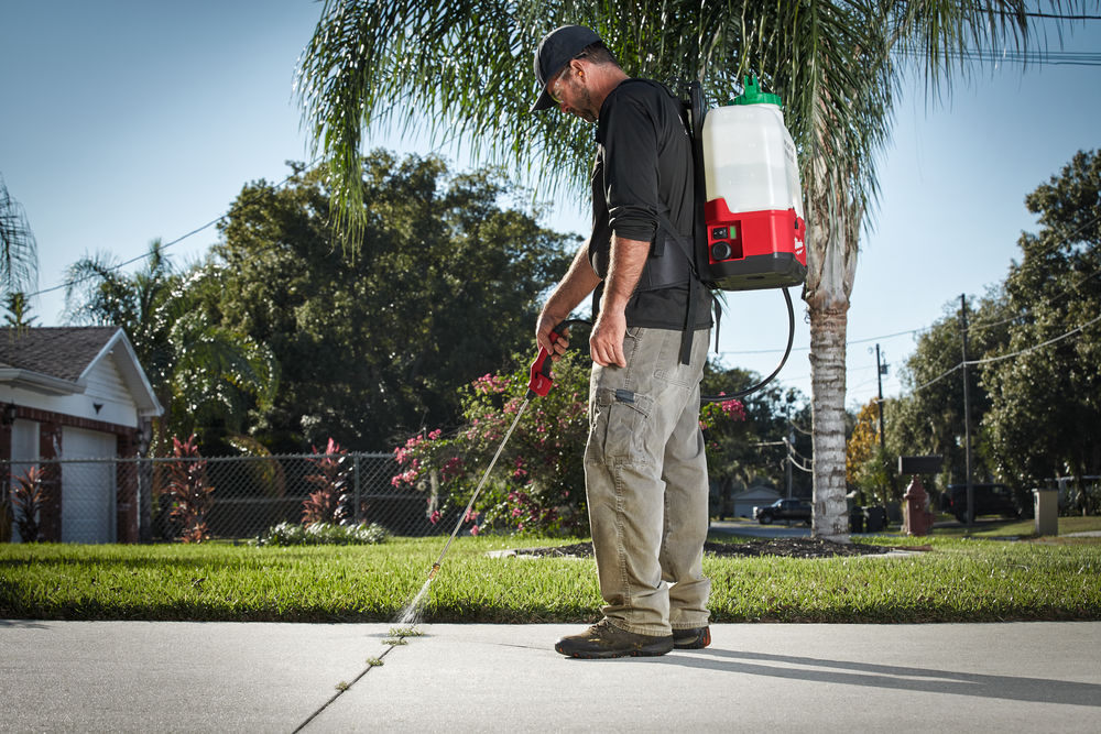 Nádrž na chemikálie Milwaukee M18 SWITCH TANK 15 L - ukázka použití