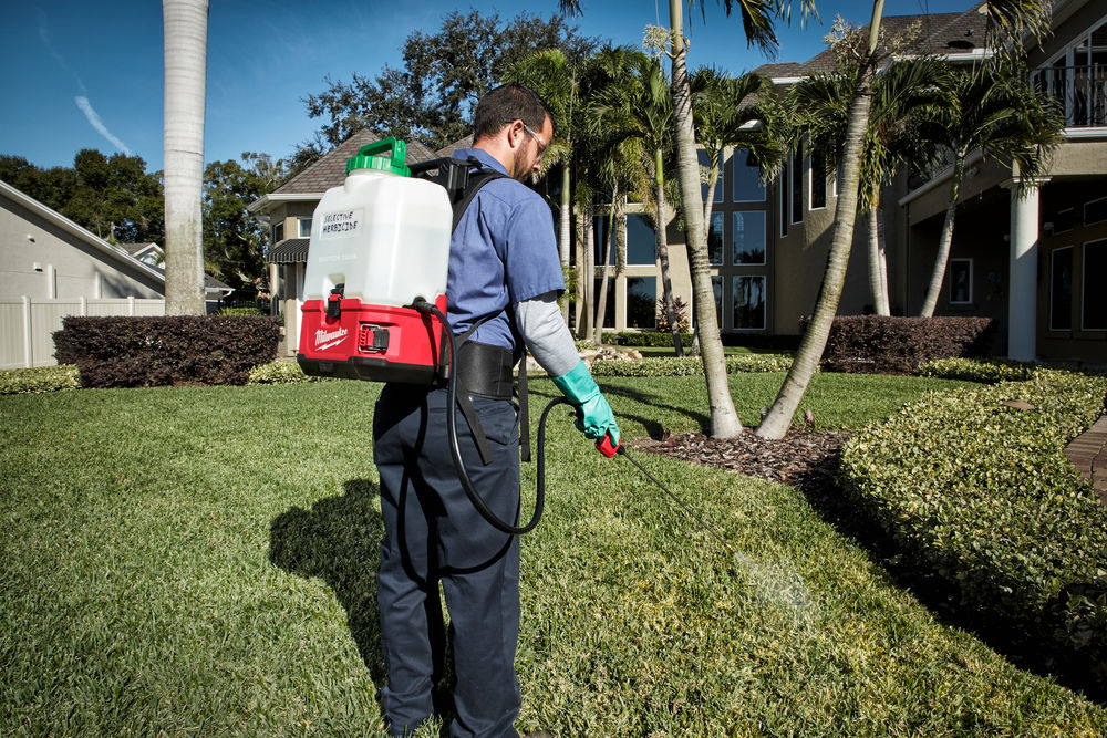 Nádrž na chemikálie Milwaukee M18 SWITCH TANK 15 L - ukázka použití