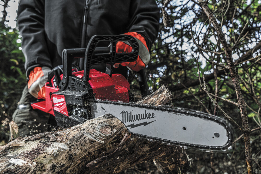 Prořezávací pila Milwaukee HATCHET M18 FUEL 40 cm - ukázka použití