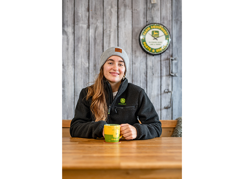 Hrnek John Deere žlutozelený - při použití