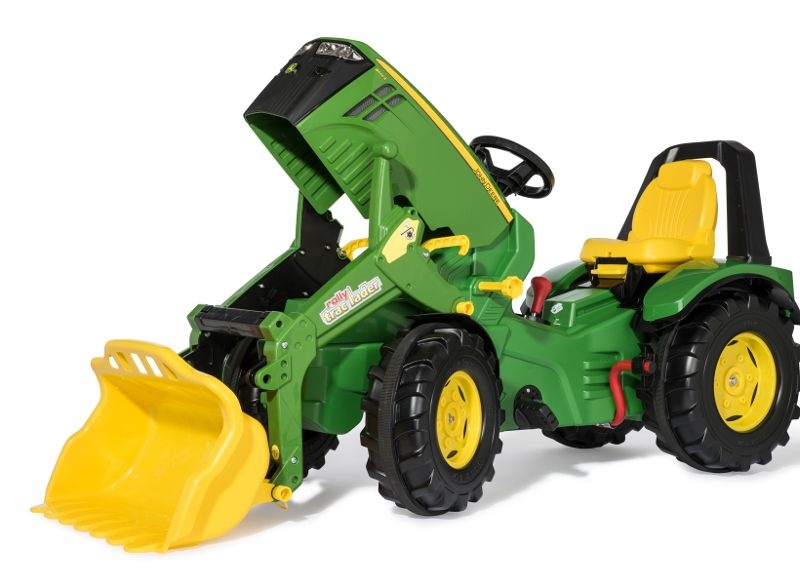 Šlapací traktor John Deere - zvednutá kapota motoru