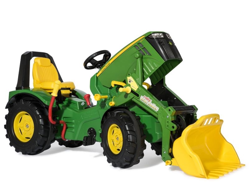 Šlapací traktor John Deere - zvednutá kapota motoru