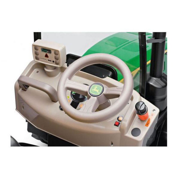 Elektrický John Deere Dual Force traktor - řídící kabina