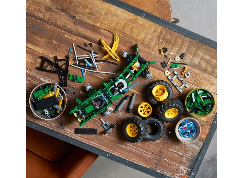 Lego Technic John Deere 948L II Skidder - pohled na rozestavěné lego