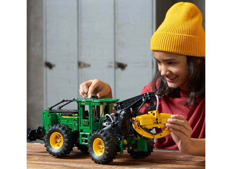 Lego Technic John Deere 948L II Skidder - pohled na postavený stroj