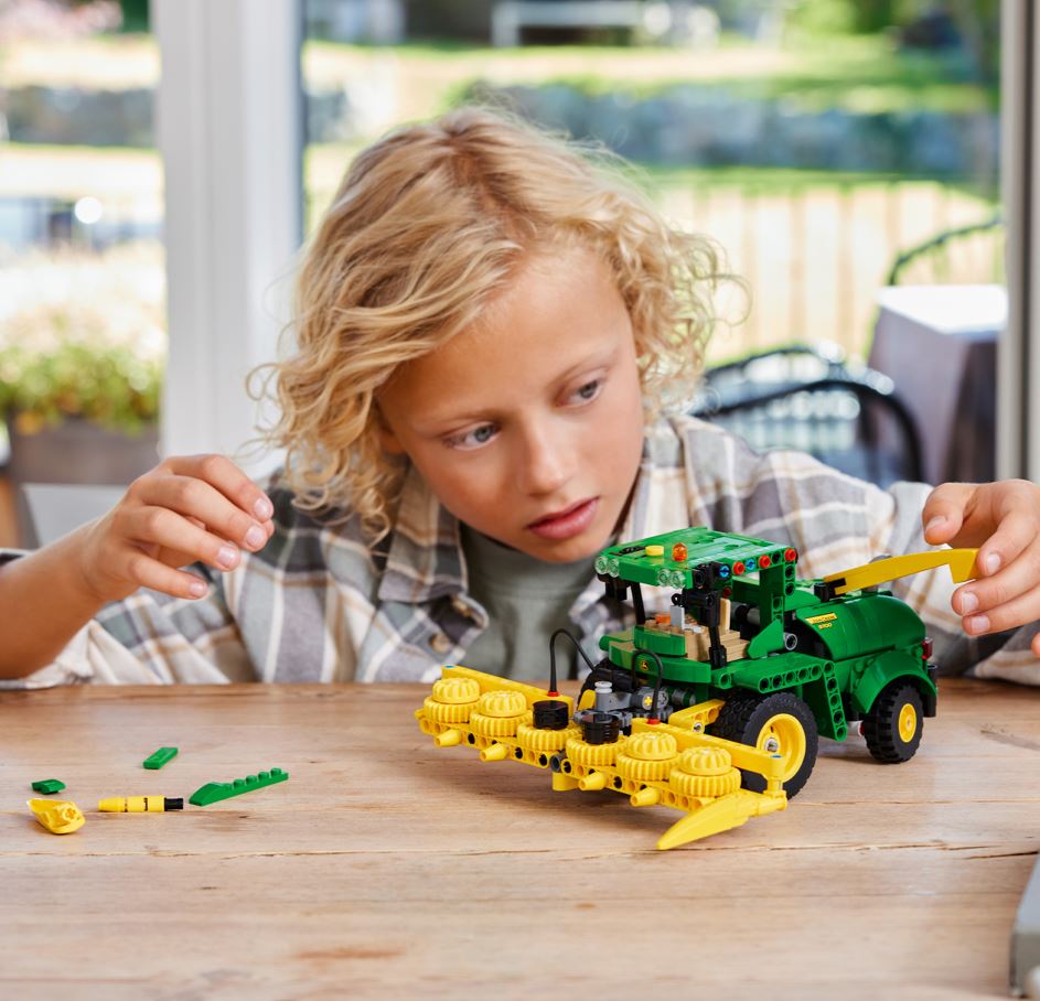 Lego-Technic-Forage-Harvester-9700.JPG
