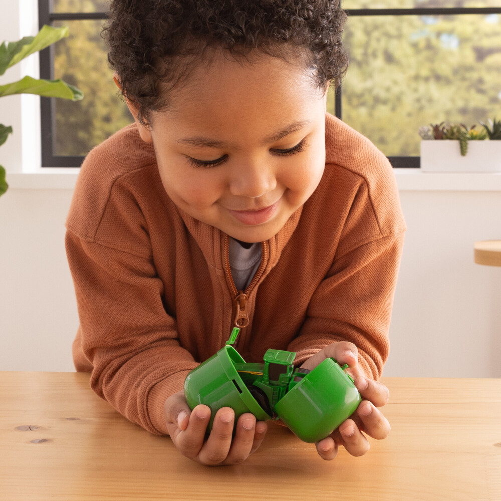 Hračka John Deere kapsle s překvapením - při hře