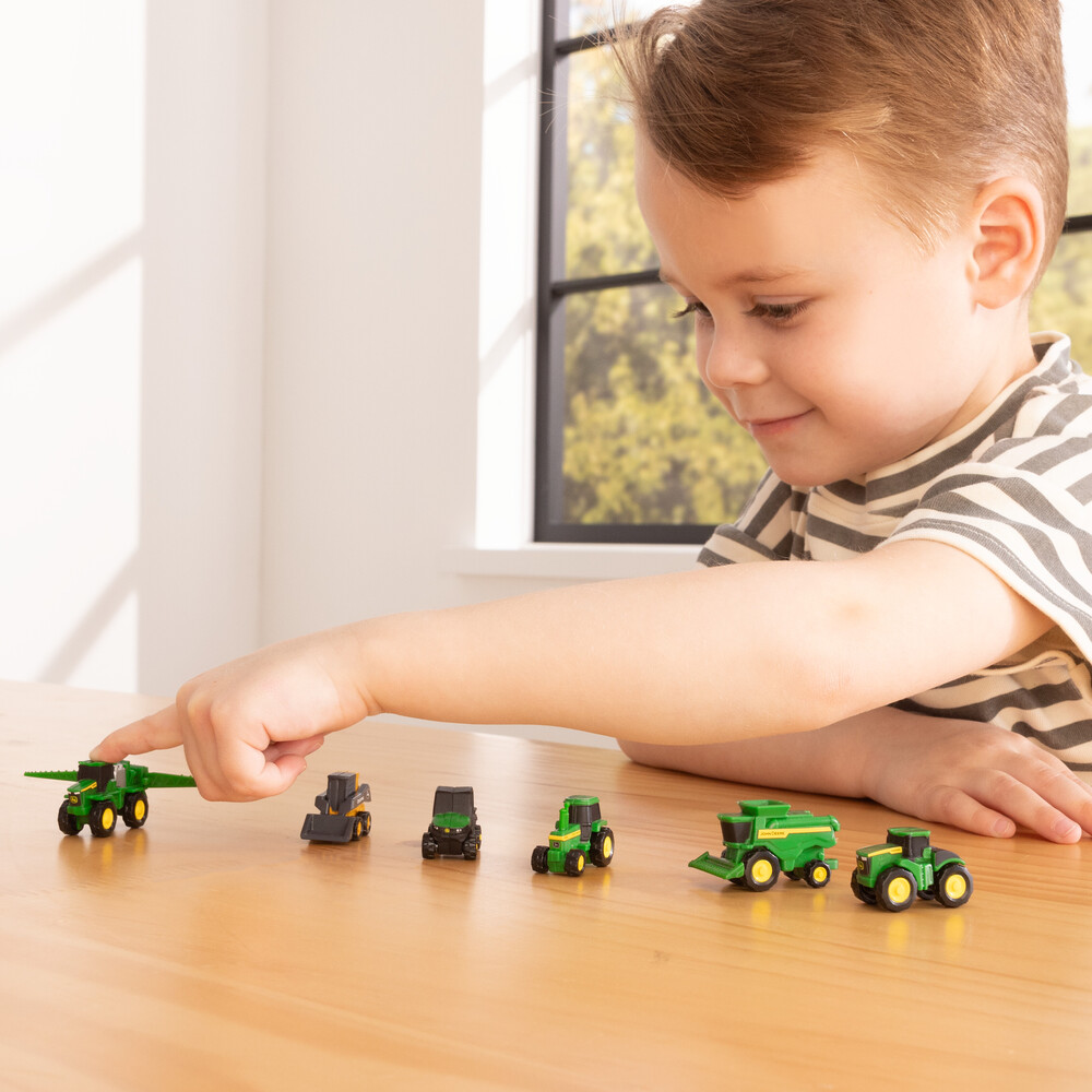 Hračka John Deere Mini Ertl - při hře