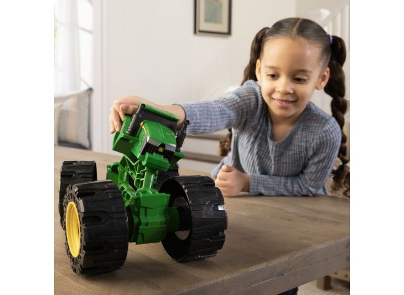 Hračka John Deere Monster Treads All-Terrain Traktor - při hraní