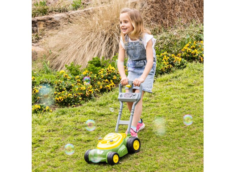 Sekačka pro děti John Deere Bubble´n Go - příklad použití