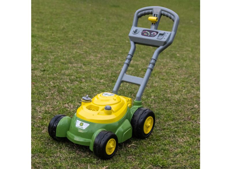 Sekačka pro děti John Deere Bubble´n Go - na trávníku