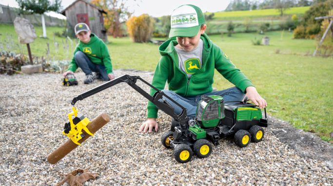 DETSKA-KSILTOVKA-JOHN-DEERE-S-TRAKTORY-A-NASIVKOU-BILO-ZELENA_C.jpg