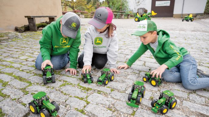 DETSKA-KSILTOVKA-JOHN-DEERE-S-TRAKTORY-A-NASIVKOU-BILO-ZELENA_D.jpg