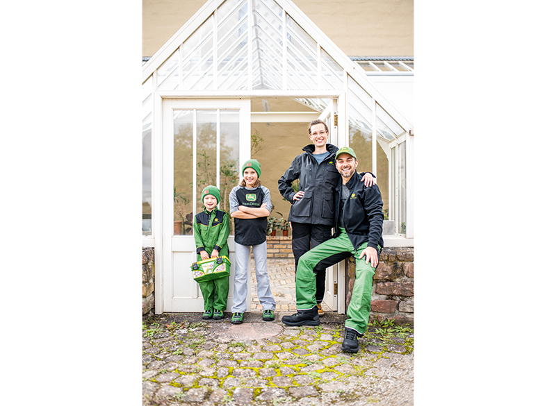 PANSKA-MIKINA-JOHN-DEERE-FIELD-CERNA-E.jpg