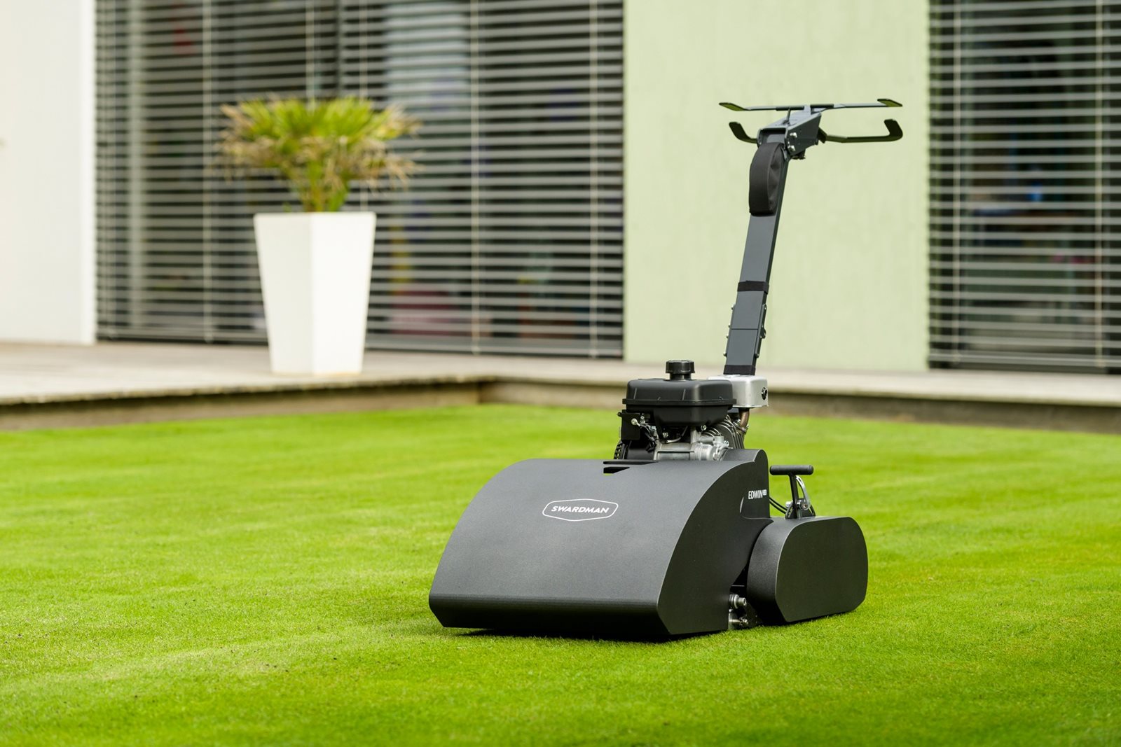 Benzínová vřetenová sekačka Swardman Edwin 2.1