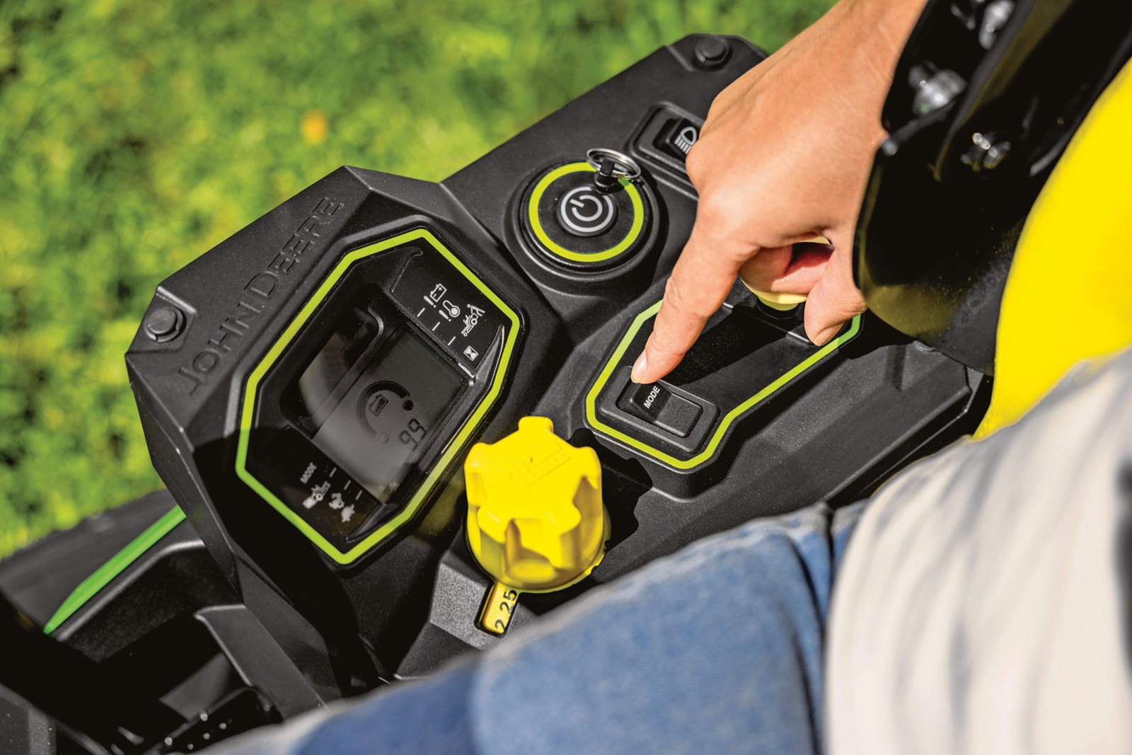 Elektrický žací stroj John Deere Z370R ZTRAK, jednoduché ovládání