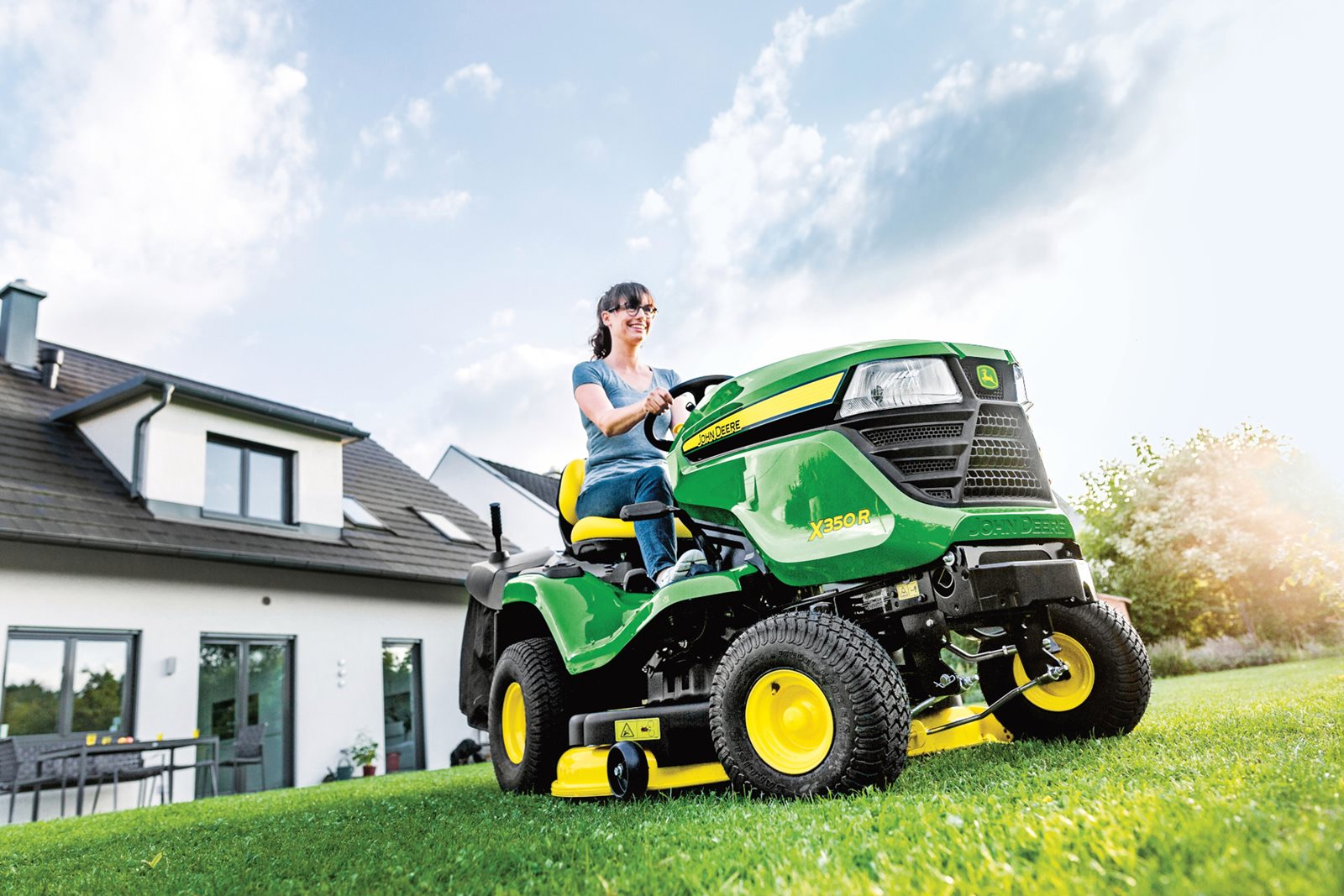 Zahradní traktor John Deeere X350R - práce s ním je radost
