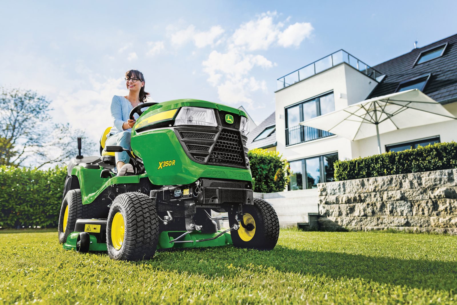 Zahradní traktor John Deeere X350R - snadná manipulace, skvělý trávník