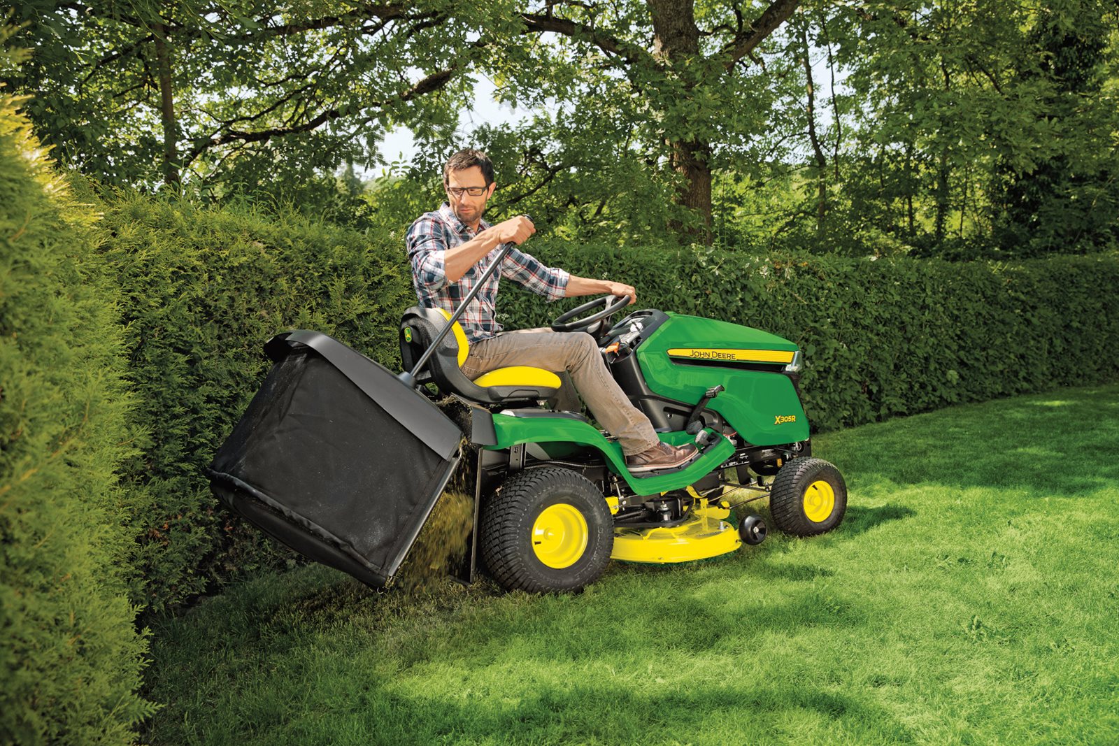 Zahradní traktor John Deeere X350R - trávu z koše jednoduše vysypete