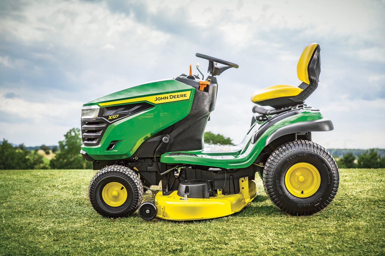 Zahradní traktor John Deere X127