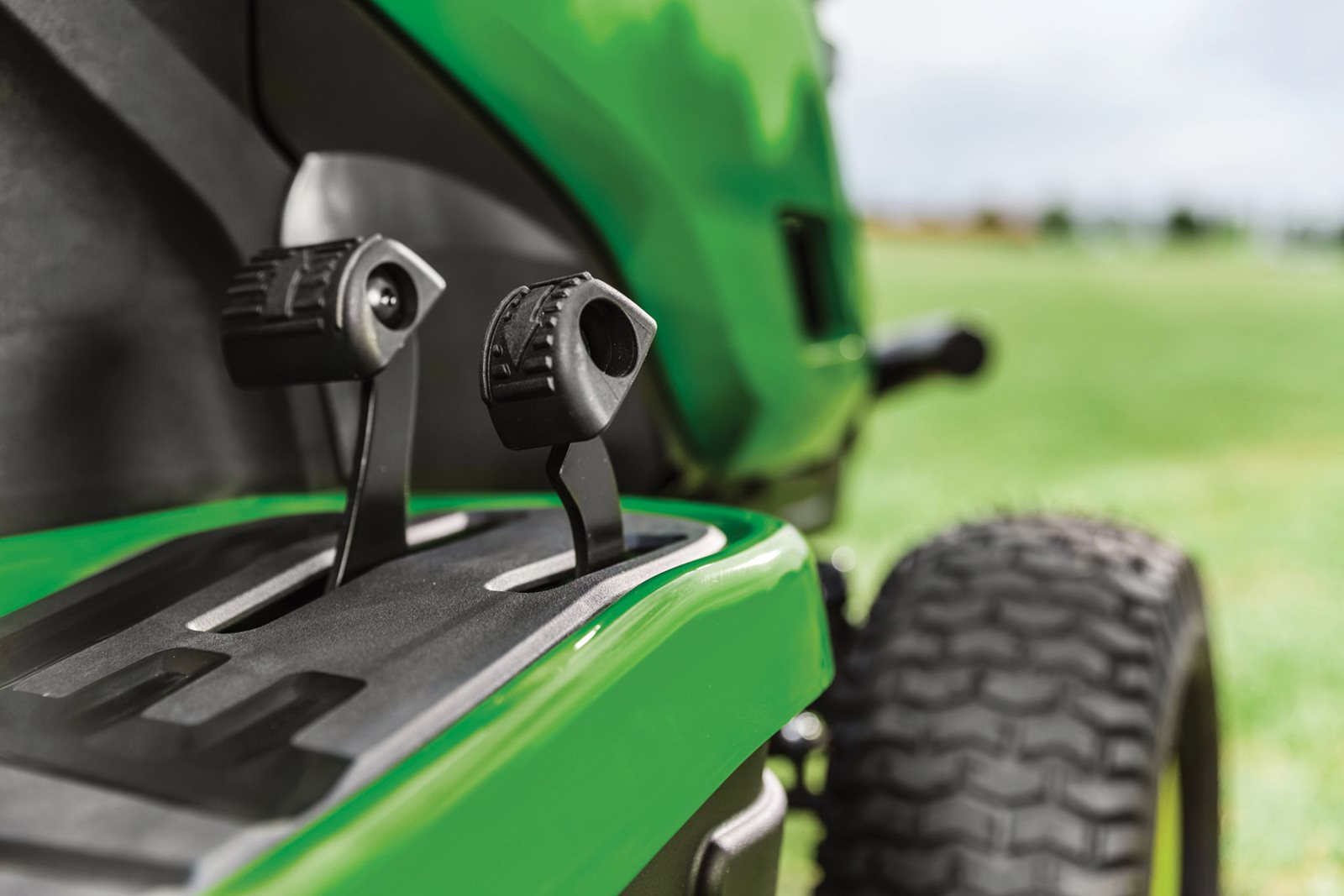 Zahradní traktor John Deere X127, detail plynového pedálu