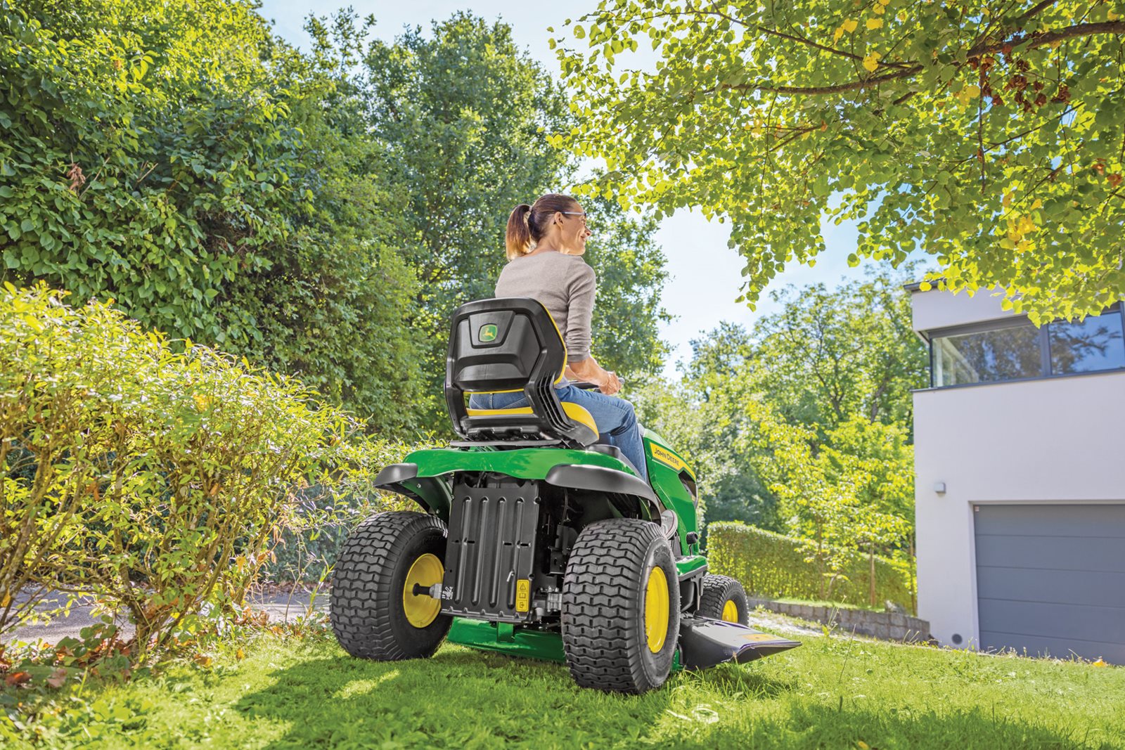 Zahradní traktor John Deere X127, snadné ovládání